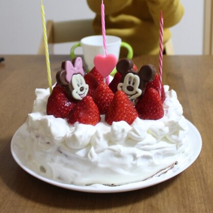 子どもの誕生日に作りました♡シロップを塗ったからかスポンジがしっとりふわふわ〜で美味しかったです*\(^o^)/*